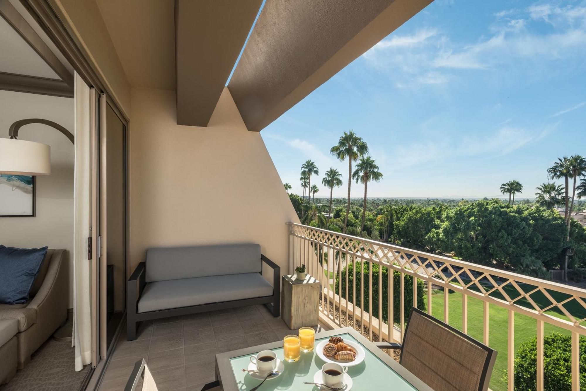 The Phoenician, A Luxury Collection Resort, Station touristique